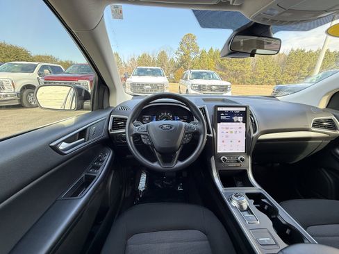 Used 2024 Ford Edge SE w/ Black Appearance Package image 12