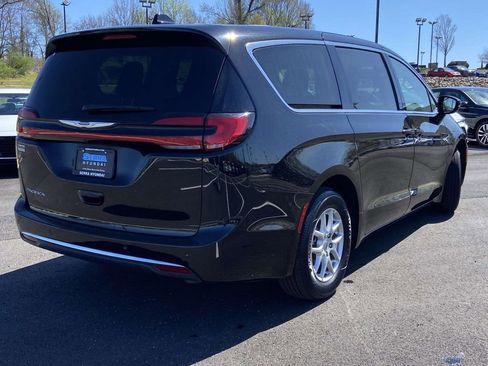 Used 2024 Chrysler Pacifica Touring-L image 3