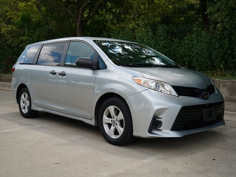 Used 2020 Toyota Sienna L image 2