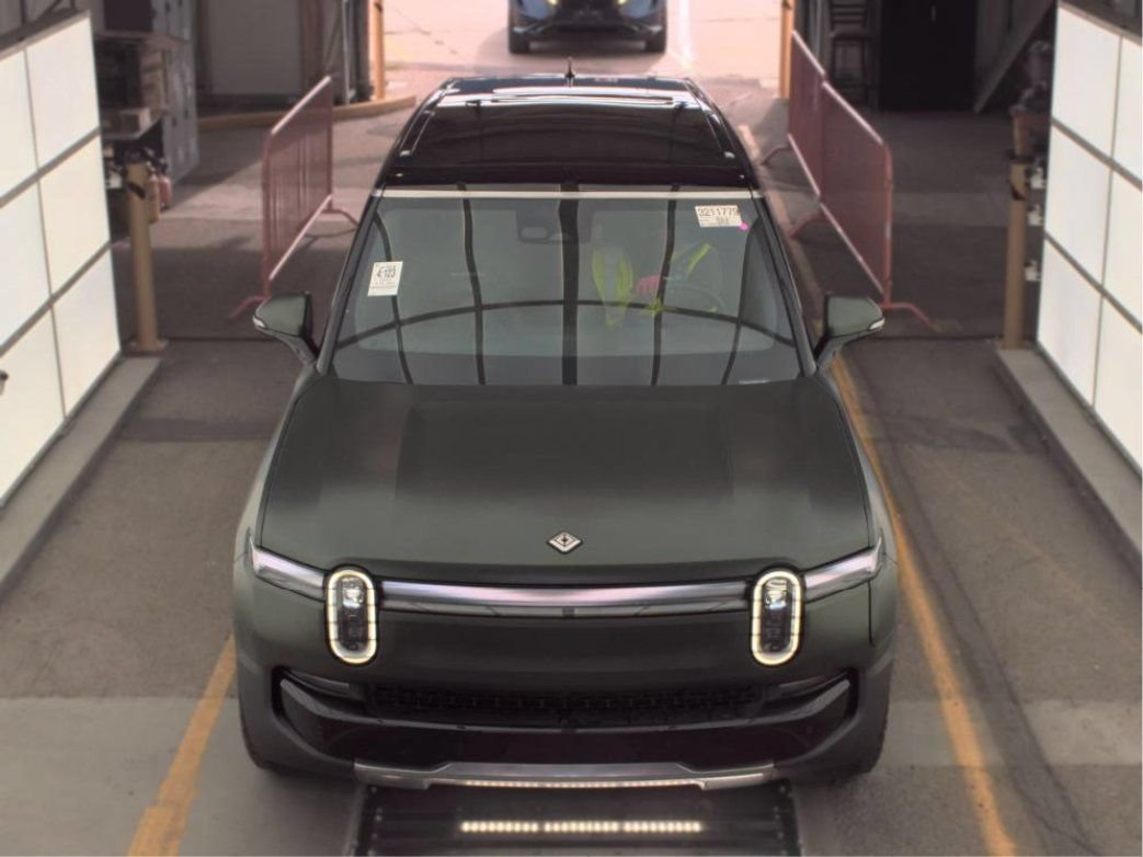 Used 2025 Rivian R1S Adventure Dual AWD/4WD image 4