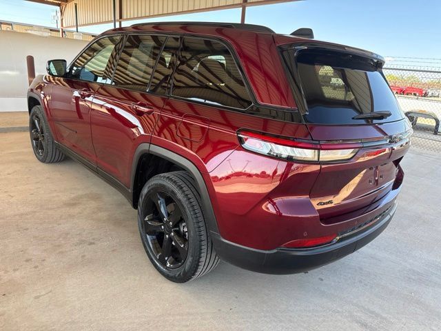Used 2024 Jeep Grand Cherokee Limited w/ Black Appearance Package AWD/4WD image 6