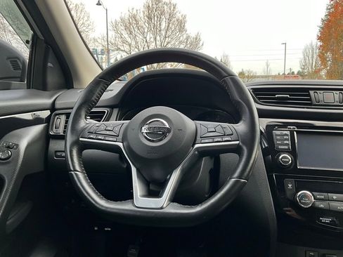 Used 2017 Nissan Rogue Sport SV w/ SV Premium Package image 19