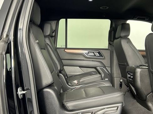 Used 2025 GMC Yukon XL Denali AWD/4WD image 13