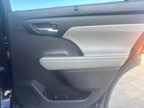 Used 2021 Toyota Highlander XLE AWD/4WD image 23