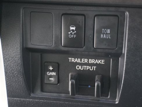 Used 2018 Toyota Tundra SR5 w/ SR5 Upgrade Package AWD/4WD image 23