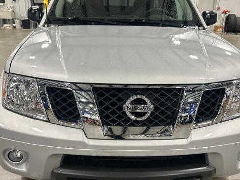 Used 2017 Nissan Frontier SV w/ SV Value Truck Package RWD image 5