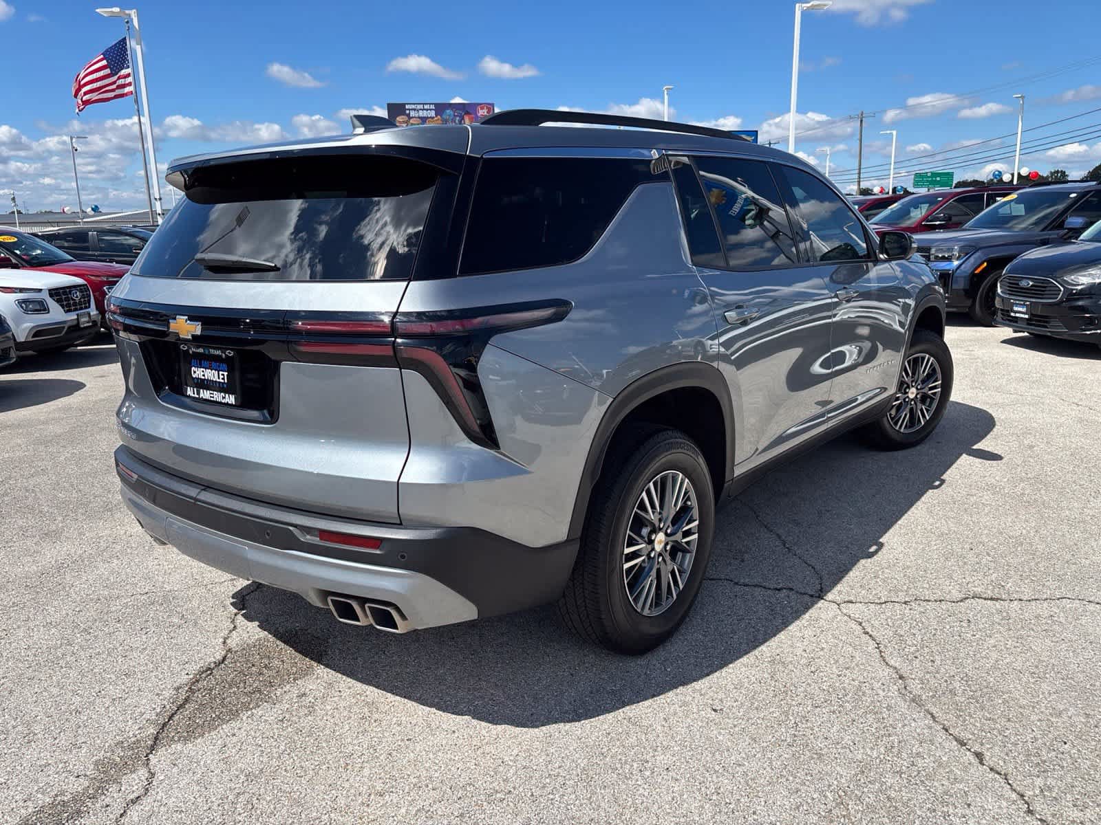 Used 2025 Chevrolet Traverse LT w/ Driver Confidence Package FWD image 5