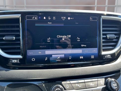 Used 2023 Chrysler Pacifica Touring-L FWD image 31