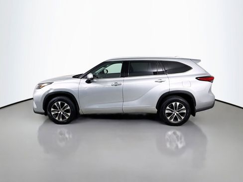 Used 2022 Toyota Highlander XLE AWD/4WD image 2