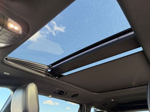 Used 2025 Chrysler Pacifica Limited image 32