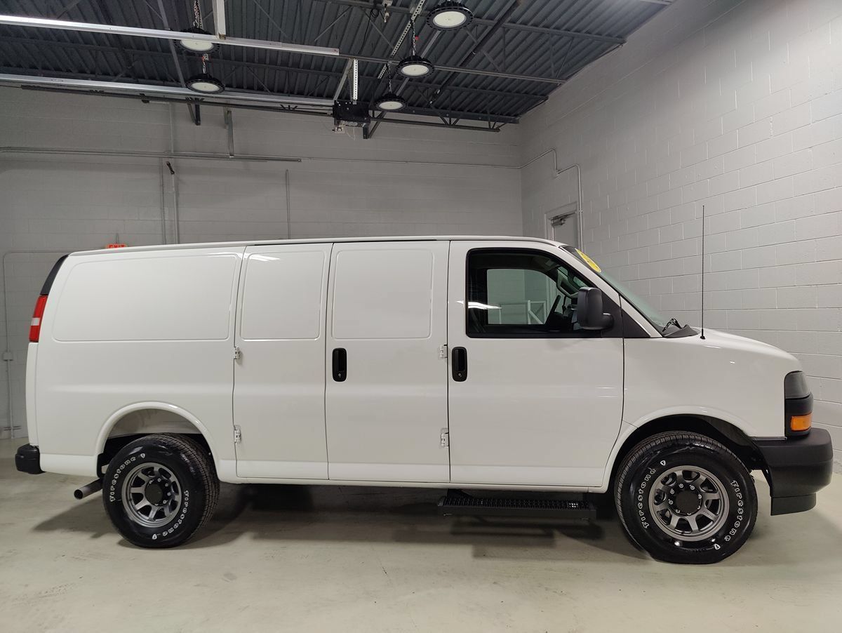 Used 2025 Chevrolet Express 3500 w/ Driver Convenience Package RWD image 7