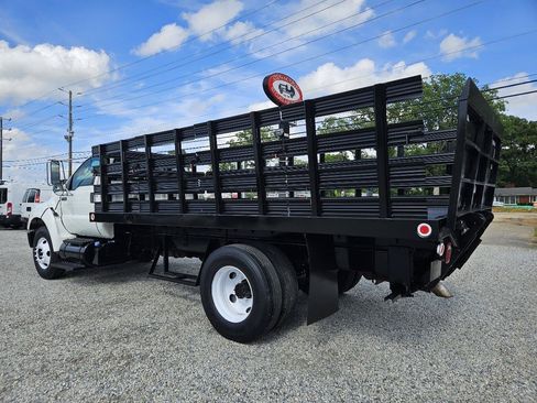 Used 2011 Ford F750 2WD Regular Cab Super Duty image 3