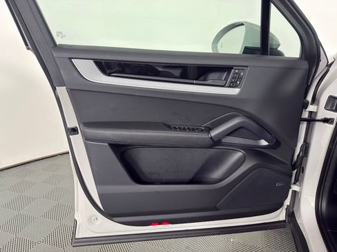 Certified 2024 Porsche Cayenne AWD/4WD image 18