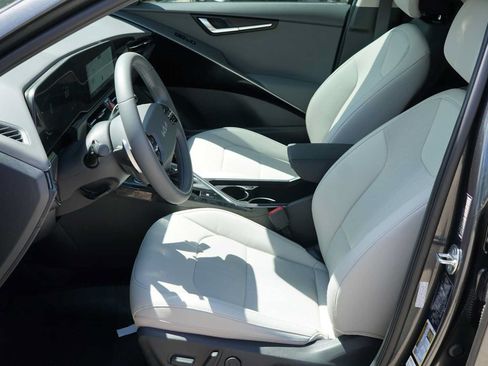 Certified 2024 Kia Niro EX Touring FWD image 9