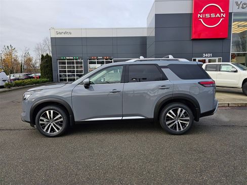 New 2025 Nissan Pathfinder Platinum image 8
