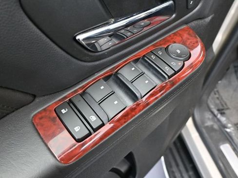 Used 2011 Cadillac Escalade Luxury image 20