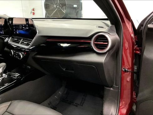 Used 2024 Chevrolet Trax RS w/ Sunroof Package image 19