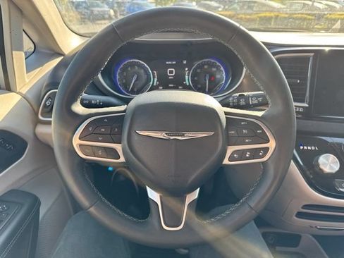 Used 2024 Chrysler Pacifica Touring-L FWD image 17