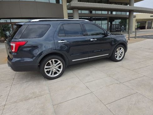Used 2017 Ford Explorer Limited w/ Equipment Group 301A AWD/4WD image 3