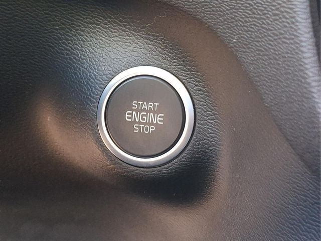 Certified 2025 Volvo XC40 B5 Core AWD/4WD image 22