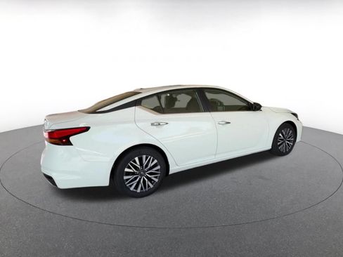 Used 2025 Nissan Altima 2.5 SV FWD image 14