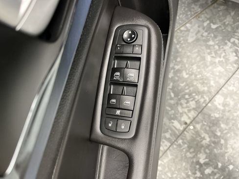 Used 2015 Chrysler 200 S FWD image 7