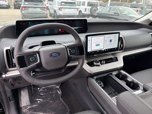 New 2026 Ford Expedition Active image 17