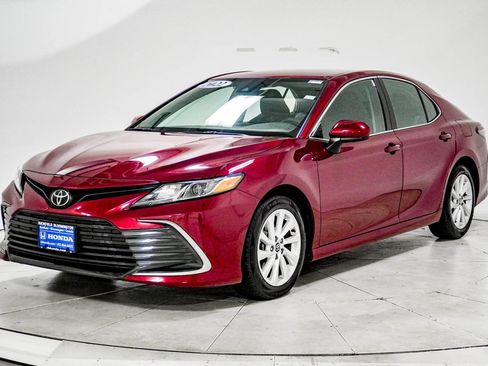 Used 2022 Toyota Camry LE image 3