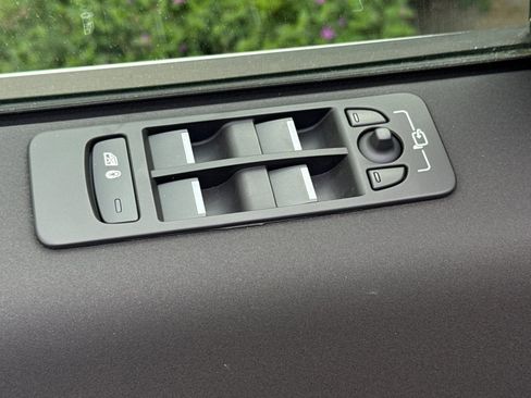 Used 2024 Land Rover Discovery Sport S image 13