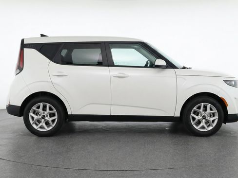 Used 2025 Kia Soul LX w/ LX Technology Package FWD image 11