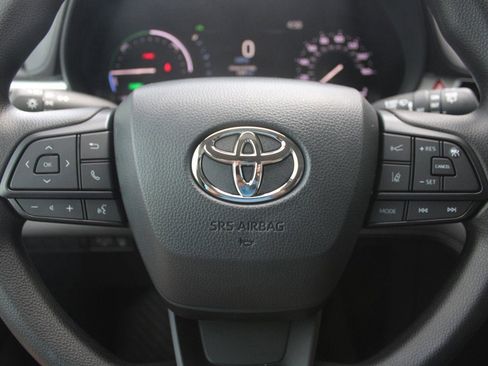 Used 2025 Toyota Sienna LE image 6