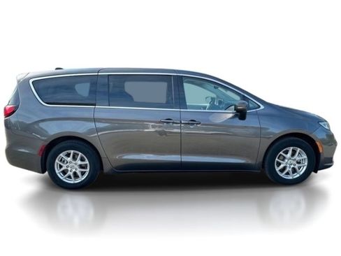 Used 2023 Chrysler Pacifica Touring-L FWD image 8