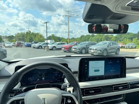New 2026 Lincoln Aviator Reserve AWD/4WD image 2