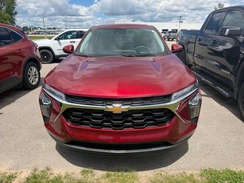Used 2024 Chevrolet Trax LS w/ LS Convenience Package FWD image 2