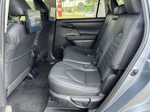 Used 2023 Toyota Highlander LE AWD/4WD image 18
