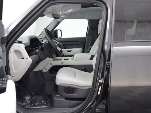 Certified 2025 Land Rover Defender 110 X-Dynamic SE AWD/4WD image 4