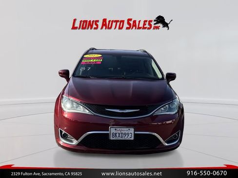 Used 2017 Chrysler Pacifica Touring-L FWD image 2