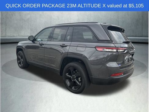 Used 2023 Jeep Grand Cherokee Altitude AWD/4WD image 4
