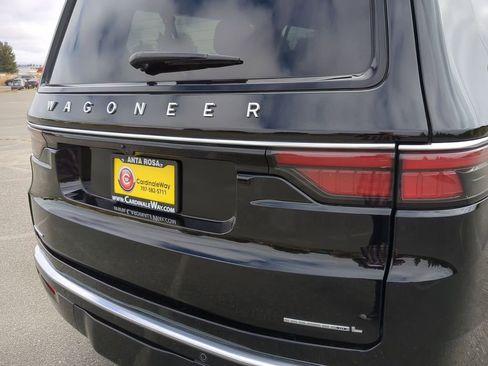 Used 2023 Jeep Wagoneer L Series III w/ Preferred Equipment Group image 23