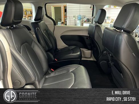 Used 2024 Chrysler Pacifica Limited FWD image 34