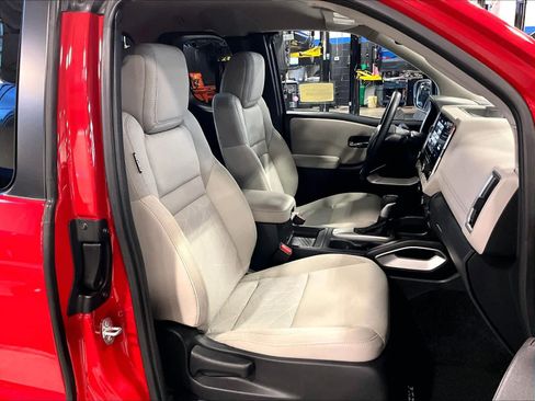 Used 2025 Nissan Frontier SV image 11