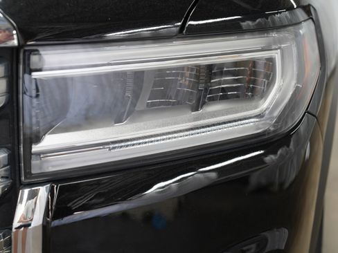 Used 2023 GMC Acadia SLT w/ Technology Package AWD/4WD image 17