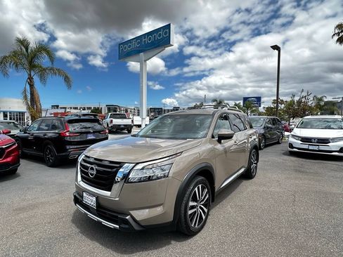 Used 2023 Nissan Pathfinder Platinum FWD image 2