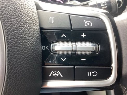 Used 2023 Kia Carnival LX image 24