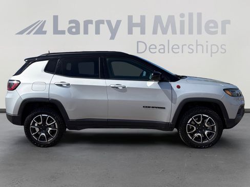 Used 2024 Jeep Compass Trailhawk image 7
