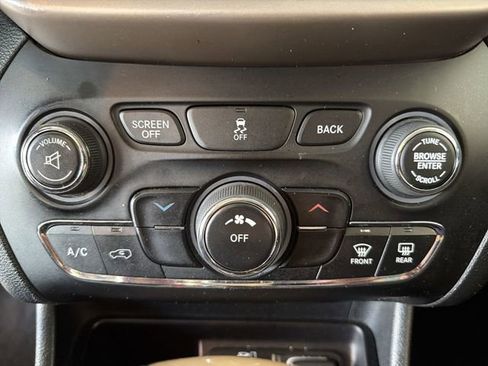 Used 2016 Jeep Cherokee Latitude w/ Cold Weather Group image 27