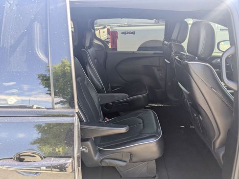 Used 2018 Chrysler Pacifica Limited w/ Advanced Safetytec Group FWD image 32