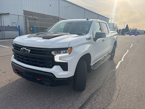 Used 2024 Chevrolet Silverado 1500 LT Trail Boss w/ Convenience Package II image 3