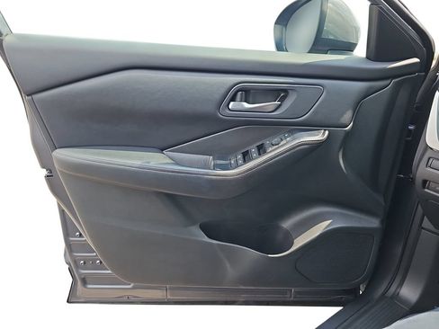 Used 2025 Nissan Rogue SV FWD image 25