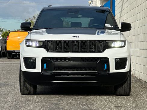 Used 2023 Jeep Grand Cherokee Trailhawk image 9